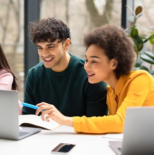 Estudantes em sala de computador
