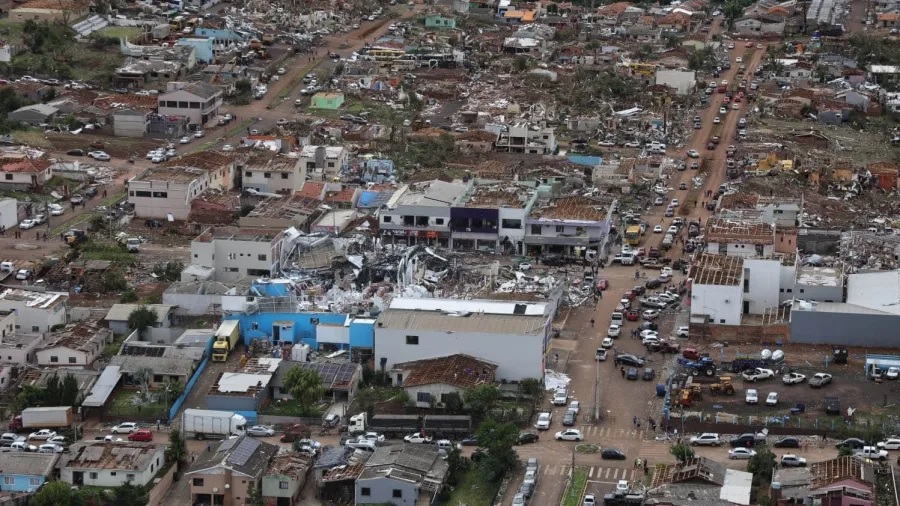 Vista aérea de Rio Bonito do Iguaçu após tornado